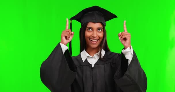 Szczęśliwa Kobieta Studentka Wskazując Zielony Ekran Tańcu Świętowania Tle Studio — Wideo stockowe