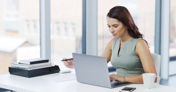 Laptop Papier Kobieta Biznesu Pisząc Streszczenie Harmonogramu Korporacyjnego Programu Firmy — Wideo stockowe