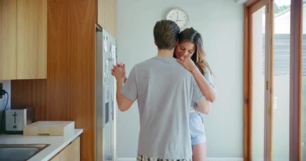 Pareja Joven Bailan Juntos Cocina Casa Mañana Con Amor Felicidad — Vídeos de Stock