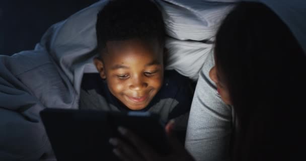 Rire Nuit Mère Enfant Avec Une Tablette Pour Dessin Animé — Video