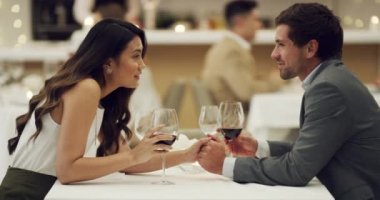 Şaka, el ele tutuşmak ya da restoranda mutlu bir çift olarak akşam yemeğinde evlilik yıldönümü kutlaması. Komik, romantik bir adam gülüyor ya da güzel bir kadın güzel bir şarap eşliğinde güzel bir yemek yiyor..