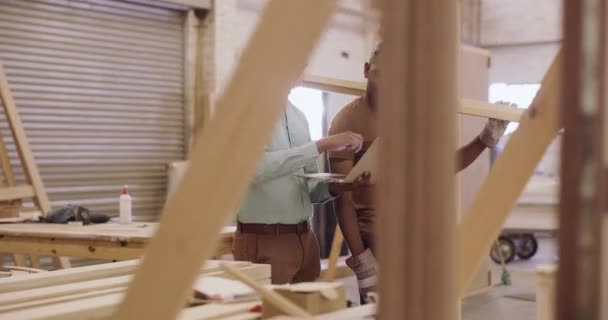Плотники Мастерская Беседа Ноутбуком Планирование Командная Работа Строительства Проектирования Строительства — стоковое видео