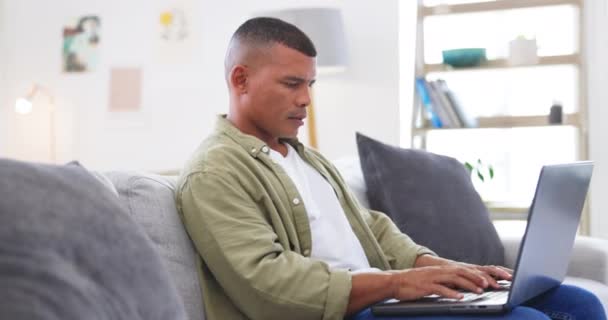 Homem Laptop Digitação Sofá Para Trabalho Remoto Gerenciamento Projetos Concentração — Vídeo de Stock