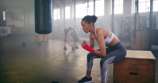 Yorgun Boksör Terleyen Spor Salonunda Egzersiz Yapan Dinlenen Bir Kadın — Stok video