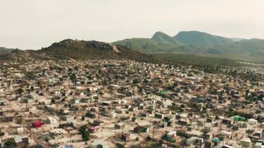 Yoksulluk, ev ve hava kasabası Güney Afrika 'da köy ya da kırsal bir yerde barınmak için. Cape Town 'da insansız hava aracı ile yerleşim alanı oluşturan bir çevredeki topluluk, binalar ve zayıf altyapı.