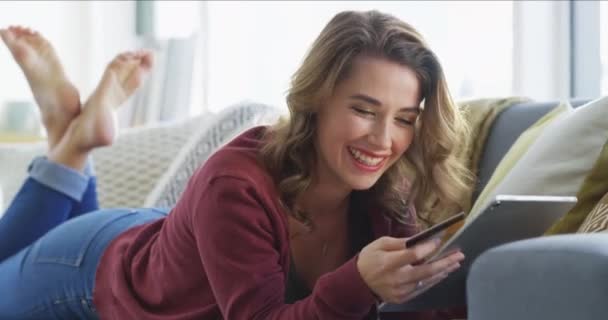 Sofa Tablet Creditcard Opgewonden Vrouw Met Koopaanbieding Online Shopping Website — Stockvideo