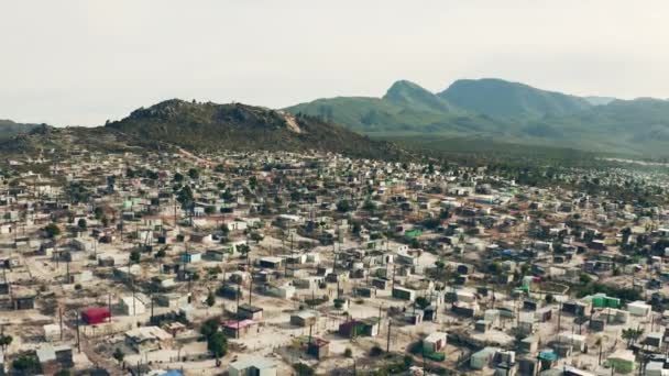 村や農村部の場所に住宅のためのケープタウンの貧困 コミュニティやオーバーヘッドタウン 南アフリカの人間居住のための近所の家 通りの建物や貧しいインフラ — ストック動画