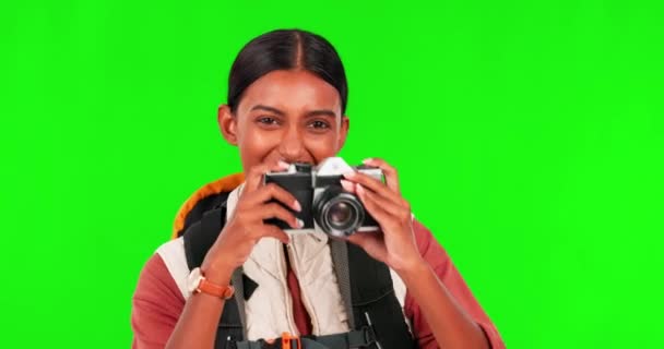 Senderismo Fotografía Cámara Con Una Mujer Sobre Fondo Pantalla Verde — Vídeos de Stock