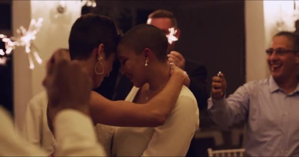 Nacht Lesbisch Koppel Dansen Bruiloft Geluk Met Feest Liefde Romantiek — Stockvideo