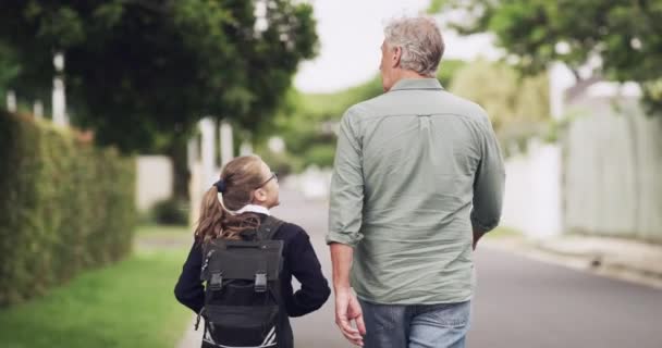 Zurück Fuß Zur Schule Und Ein Großvater Mit Seiner Enkelin — Stockvideo