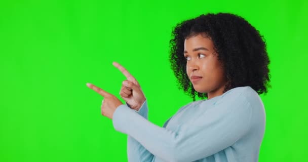 Mujer Señalando Pantalla Verde Para Espacio Publicitario Anuncio Promoción Marketing — Vídeos de Stock
