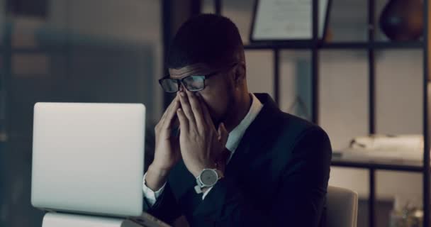 Стрес Ноутбук Втомився Бізнесмен Головним Болем Працює Вночі Офісі Заборгованості — стокове відео