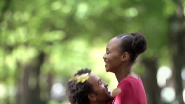 Kärlek Lycka Och Spinning Med Svart Par Parken För Romantik — Stockvideo