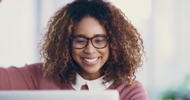 Ноутбук Переможець Мотивація Бізнес Леді Офісі Щасливі Досягнення Або Просування — стокове відео
