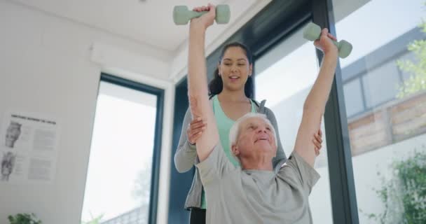 Ajudando Haltere Fisioterapia Com Homem Velho Mulher Escritório Para Consultoria — Vídeo de Stock
