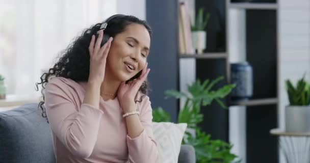 Kulaklıklar Müzik Evdeki Kadın Oturma Odasındaki Kanepede Şarkı Söylüyor Dans — Stok video