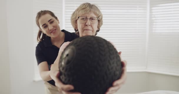 Physiothérapeute Patient Âgé Exercice Médecine Ball Pour Réadaptation Physiothérapie Femme — Video