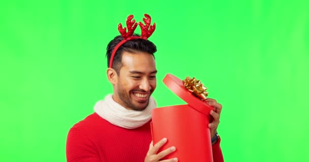 선물을 남자와 행복하지 크리스마스 낙오자 고립되고 스튜디오 배경에 아시아 상자를 — 비디오