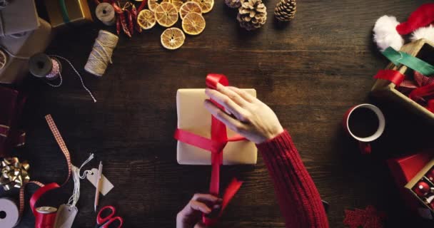 Weihnachten Geschenkverpackung Und Verbeugung Den Händen Von Personen Mit Roter — Stockvideo