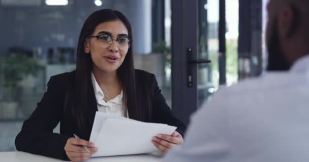 Dokumenty Spotkania Kobieta Biznesu Rozmowy Kwalifikacyjne Klientów Zatrudnianie Rekrutacja Biurze — Wideo stockowe