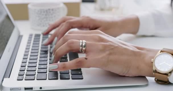 Geschäftsfrau Hände Und Laptop Für Recherche Mail Oder Kommunikation Auf — Stockvideo