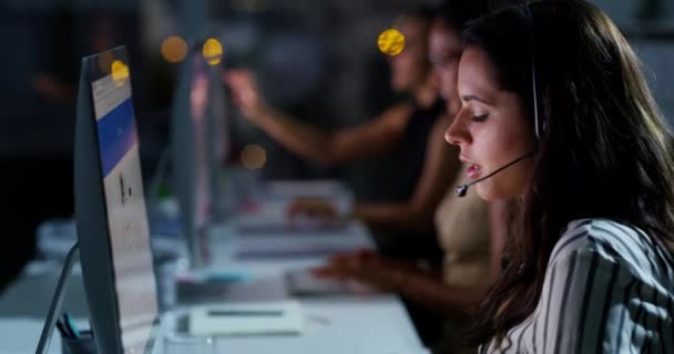 Çağrı Merkezi Gece Kadın Müşteri Destek Ajansı Online Danışmanlık Yapıyor — Stok video