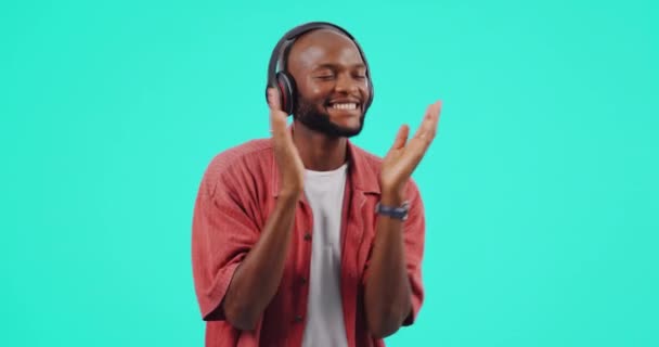 Auriculares Estudio Baile Hombre Feliz Negro Escuchar Música Podcast Radio — Vídeos de Stock