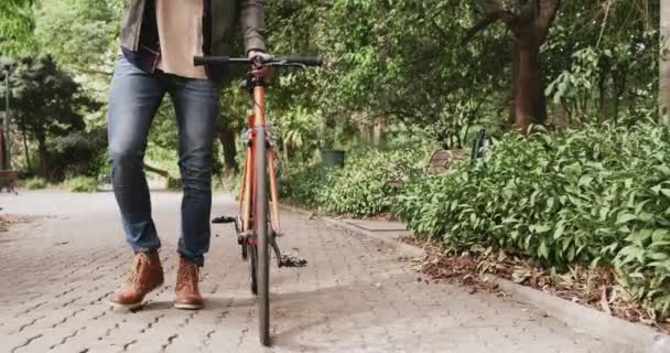 Hombre Está Caminando Parque Bicicleta Viajes Conmutar Disfrutar Naturaleza Con — Vídeos de Stock