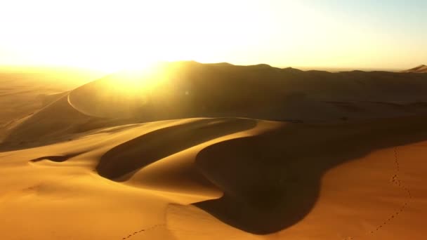 Voyage Désert Silhouette Homme Coucher Soleil Avec Drone Pour Destination — Video