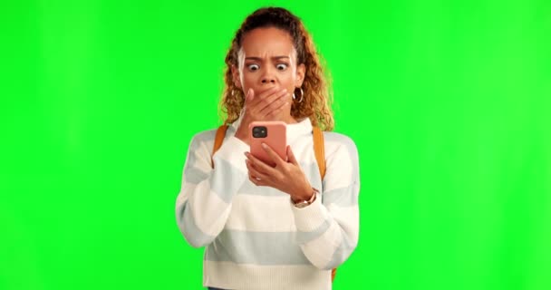 偽のニュースのための緑の画面上の電話でショック オムと女性 すごいとソーシャルメディアのためのWtf顔を持つ女性の肖像画 ゴシップやオンライン投稿 — ストック動画