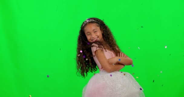 Dziewczyna Dziecko Deszcz Konfetti Uroczystości Przez Zielony Ekran Imprezę Urodziny — Wideo stockowe