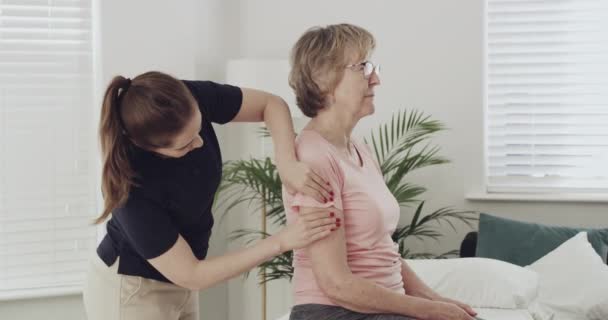 老年妇女 理疗师和手臂按摩 用于康复和理疗 女病人与脊医交谈 寻求痊愈 健康和健康 与理疗和保健治疗疼痛 — 图库视频影像