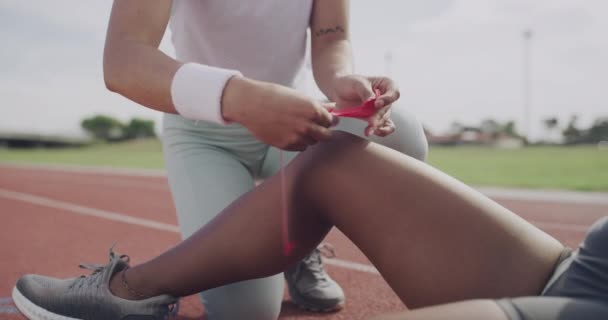 Fysiotherapie Kinesio Tape Gewonde Atleet Handen Geplaatst Knie Voor Fitness — Stockvideo