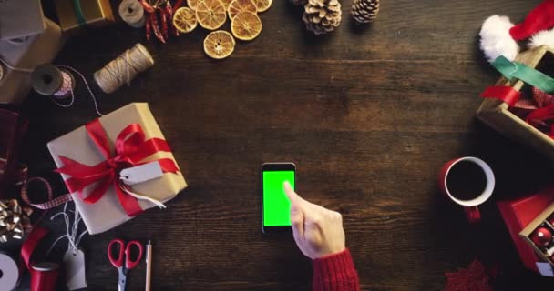 Jul Gåva Och Telefon Grön Skärm Händerna För Paket Eller — Stockvideo