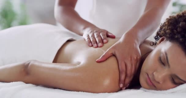 Donna Africana Massaggio Alla Schiena Rilassarsi Alla Spa Trattamento Benessere — Video Stock