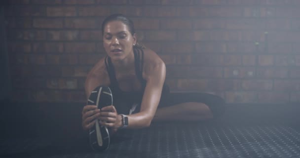 Gym Fitness Visage Fille Étirant Les Jambes Dans Entraînement Corps — Video