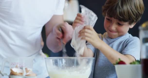 Ψήσιμο Συστατικά Και Πατέρας Παιδί Στην Κουζίνα Εκμάθηση Δεξιοτήτων Μαγειρικής — Αρχείο Βίντεο