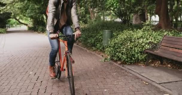 Viajar Bicicleta Homem Feliz Parque Para Andar Quebrar Divertir Livre — Vídeo de Stock