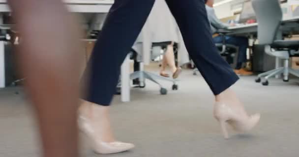 Корпоративная Деловая Женщина Ходит Офисе Современного Рабочего Места Занятая Бизнес — стоковое видео