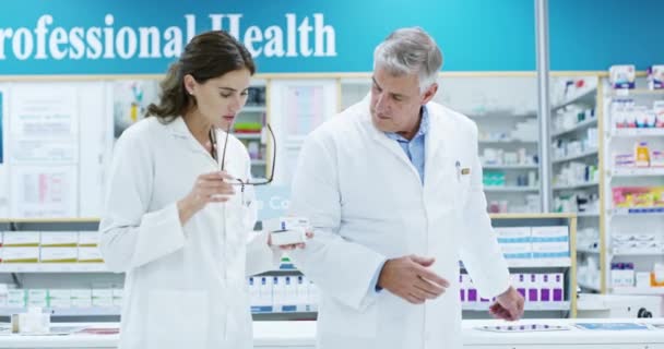 Командная Работа Фармацевт Люди Аптеке Лекарствами Таблетками Лекарствами Хранения Фармацевтическая — стоковое видео