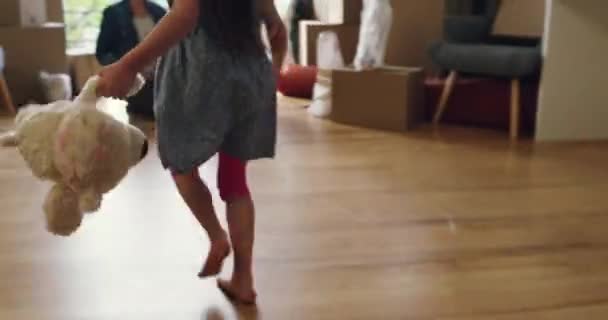 Krabice Stěhování Dítě Objímající Své Rodiče Obývacím Pokoji Jejich Rodinného — Stock video