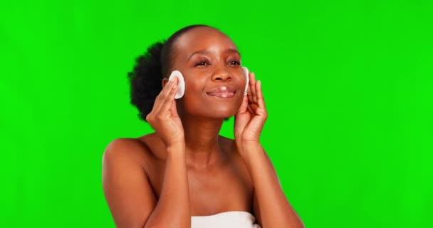 スキンケアの輝きと皮膚科のための綿パッド付きの美しさ 黒の女性と緑の画面 化粧品や洗顔のためのクロマキーの背景を持つスタジオ アフリカの女性モデルの笑顔とスキンケア — ストック動画