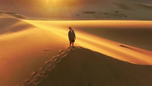 Viajar Deserto Liberdade Com Homem Pôr Sol Com Drone Para — Vídeo de Stock
