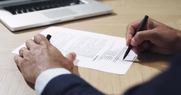 Zbliżenie Biznesmen Podpis Dokumentach Notatkach Liście Sądowym Biurze Ręce Pracowników — Wideo stockowe