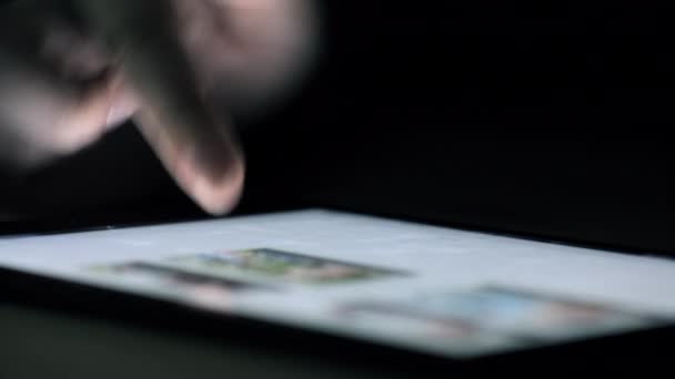 Pencarian Malam Atau Tangan Dengan Tablet Untuk Penelitian Internet Konten — Stok Video