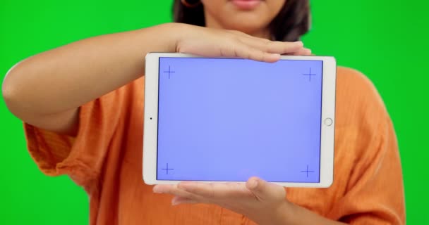 平板电脑和女人的彩色键 用于广告 营销或促销的绿色屏幕上的业务 网络或移动应用程序的技术 显示和数字品牌设计 — 图库视频影像