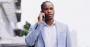 Telefon görüşmesi, şehir ve iş dünyasından siyahi bir adam şehirde planlama, konuşma ve iletişim kurma konusunda tartışılıyor. İletişim, profesyonel ve erkek girişimci akıllı telefonla konuşuyor, konuşuyor ve sohbet ediyor.