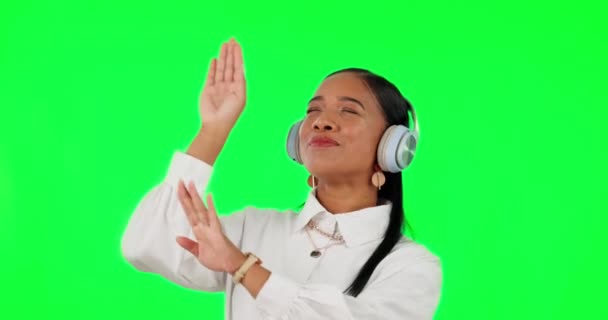 Mutlu Kadın Dans Eden Kulaklık Takan Yeşil Ekranda Müzik Dinleyen — Stok video