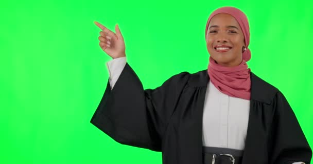 武器は アイデア ショー 正義のために緑の画面上のイスラム教徒の女性の顔を渡り 裁判官と指しています 弁護士 取引と弁護士やプロモーションスペースの背景に提唱者の肖像画とモックアップ — ストック動画