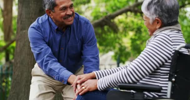 Seniorenpaar Rolstoel Outdoor Een Park Met Liefde Ondersteuning Zorg Pensionering — Stockvideo